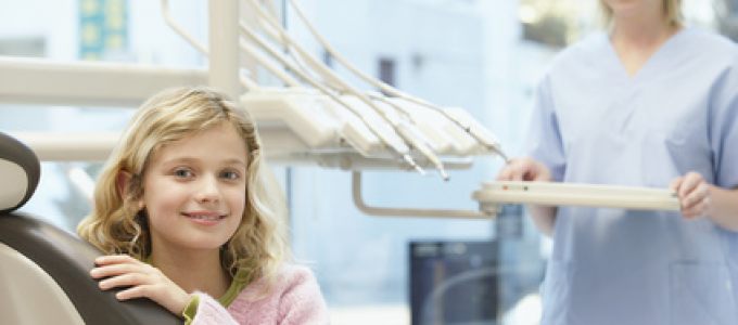 Zahnarzt Selters Kind auf Zahnarzt Behandlungsstuhl