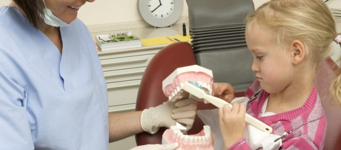 Zahnarzt Selters Zähneputzen üben